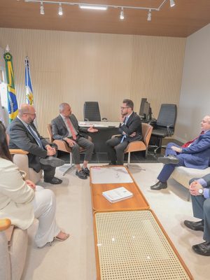 A regularização fundiária da comunidade de Novo Remanso, localizada no município de Itacoatiara (a 130 quilômetros de Manaus), foi um dos principais temas discutidos durante a visita institucional da comitiva do Banco do Brasil no estado ao presidente do Tribunal de Justiça do Amazonas (TJAM), desembargador Jomar Fernandes. A reunião ocorreu na última segunda-feira (10), na sede da Corte Estadual, e abordou a união de esforços de garantir segurança jurídica às famílias que vivem nessa região, promovendo, ao mesmo tempo, o desenvolvimento econômico local.