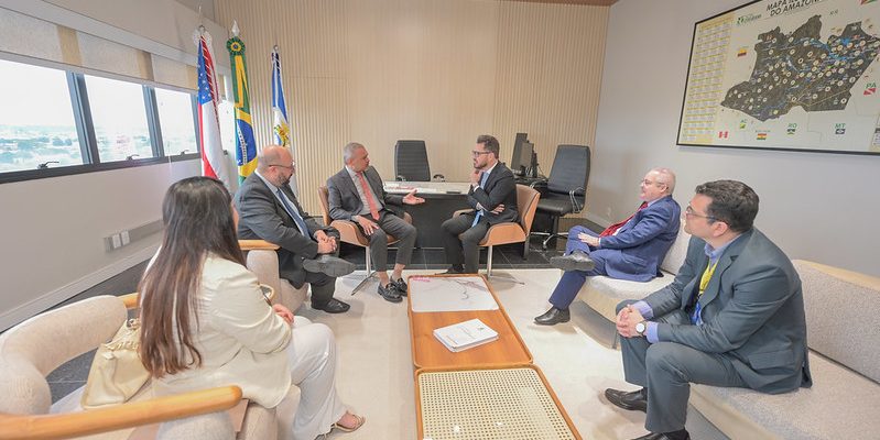 A regularização fundiária da comunidade de Novo Remanso, localizada no município de Itacoatiara (a 130 quilômetros de Manaus), foi um dos principais temas discutidos durante a visita institucional da comitiva do Banco do Brasil no estado ao presidente do Tribunal de Justiça do Amazonas (TJAM), desembargador Jomar Fernandes. A reunião ocorreu na última segunda-feira (10), na sede da Corte Estadual, e abordou a união de esforços de garantir segurança jurídica às famílias que vivem nessa região, promovendo, ao mesmo tempo, o desenvolvimento econômico local.