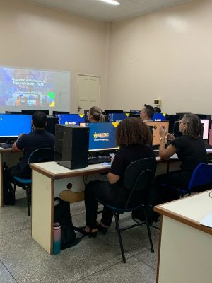 O Governo do Amazonas, por meio da Secretaria de Estado de Saúde (SES-AM), está implantando Centrais de Regulação Ambulatorial no interior do estado. A finalidade é fortalecer o processo de descentralização da atenção especializada, garantindo mais agilidade e eficiência no atendimento no interior, estando cada vez mais próximo do cidadão.