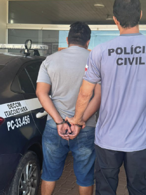 A Polícia Civil do Amazonas (PC-AM), por meio da Delegacia Especializada de Polícia (DEP) de Itacoatiara (a 176 quilômetros de Manaus), prendeu em flagrante, na segunda-feira (28), Jonatas Trindade Araújo, 32, conhecido como “Diabo Loiro”, pelos crimes de tráfico de drogas e posse irregular de munição de uso permitido. A prisão foi realizada no bairro Canaã, na comunidade Novo Remanso, zona rural do município.