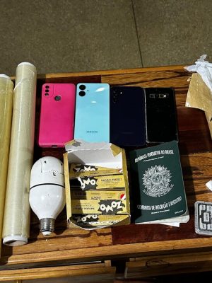 Uma ação policial realizada pela Polícia Civil do Amazonas (PC-AM), por meio da Delegacia Especializada de Polícia (DEP) de Itacoatiara (a 176 quilômetros de Manaus), resultou na prisão em flagrante de Alexsander Araújo da Silva, 40, e Maria Natália Gaia de Araújo, 27. Eles foram presos com cocaína, maconha, oxi e diversos materiais utilizados no tráfico de drogas. As prisões aconteceram na segunda-feira (04), no Conjunto Poranga, naquele município.
