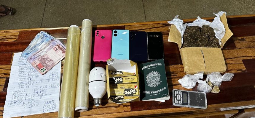 Uma ação policial realizada pela Polícia Civil do Amazonas (PC-AM), por meio da Delegacia Especializada de Polícia (DEP) de Itacoatiara (a 176 quilômetros de Manaus), resultou na prisão em flagrante de Alexsander Araújo da Silva, 40, e Maria Natália Gaia de Araújo, 27. Eles foram presos com cocaína, maconha, oxi e diversos materiais utilizados no tráfico de drogas. As prisões aconteceram na segunda-feira (04), no Conjunto Poranga, naquele município.