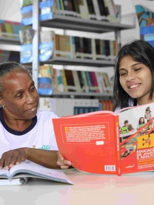 O Sesc Amazonas anunciou a abertura de mais de 800 vagas gratuitas para o Ensino Fundamental I (1º ao 5º ano) na modalidade de Educação de Jovens e Adultos (EJA). A oportunidade é voltada a moradores de Manaus e de outros sete municípios, com início previsto para 2026, por meio do Programa de Comprometimento e Gratuidade (PCG).