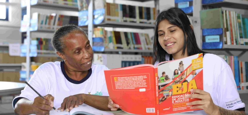 O Sesc Amazonas anunciou a abertura de mais de 800 vagas gratuitas para o Ensino Fundamental I (1º ao 5º ano) na modalidade de Educação de Jovens e Adultos (EJA). A oportunidade é voltada a moradores de Manaus e de outros sete municípios, com início previsto para 2026, por meio do Programa de Comprometimento e Gratuidade (PCG).